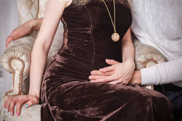 Вечернее платье для беременных — стоковое фото