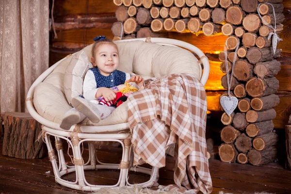 Niña sentada en balanceo cerca de la chimenea —  Fotos de Stock