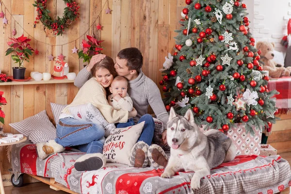 Mutlu bir aile ve bir köpek Siberian dış yapraklar Noel ağacı