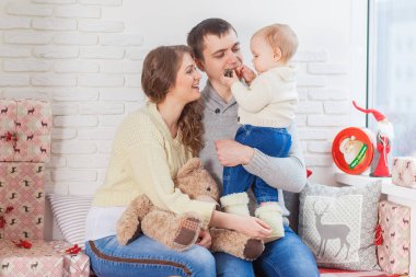 Gülümseyen genç anne ve çocuk evde çok mutluyuz