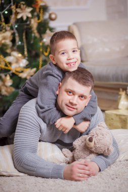 küçük oğlan ve babası