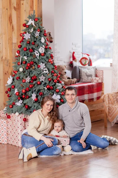 Ευτυχισμένη οικογένεια κοντά στο χριστουγεννιάτικο δέντρο — Φωτογραφία Αρχείου
