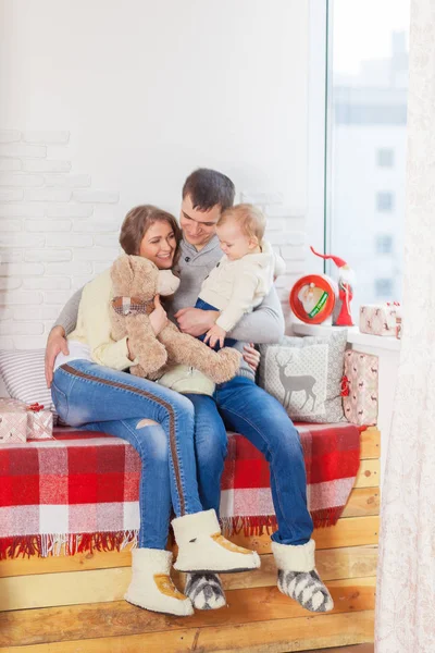 Sorrindo pais jovens e criança são muito felizes em casa — Fotografia de Stock