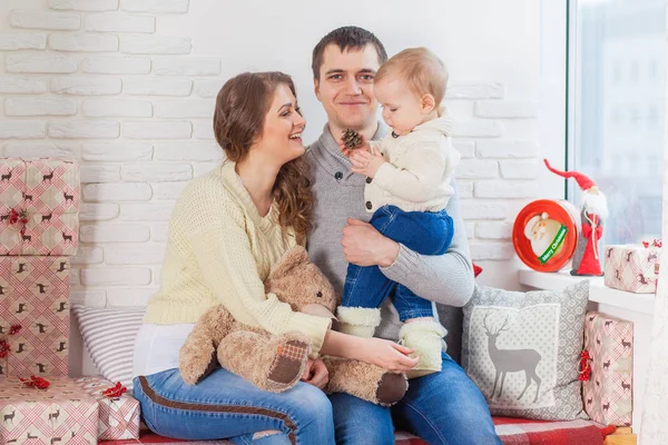 Sonriendo los padres jóvenes y el niño son muy felices en casa —  Fotos de Stock