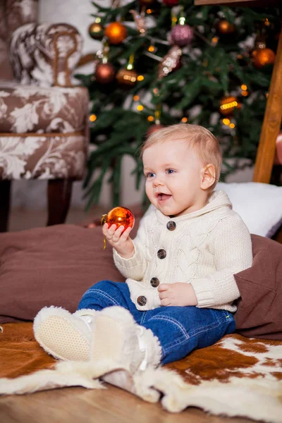 Schattige kleine jongen lachen in de buurt van de kerstboom — Stockfoto