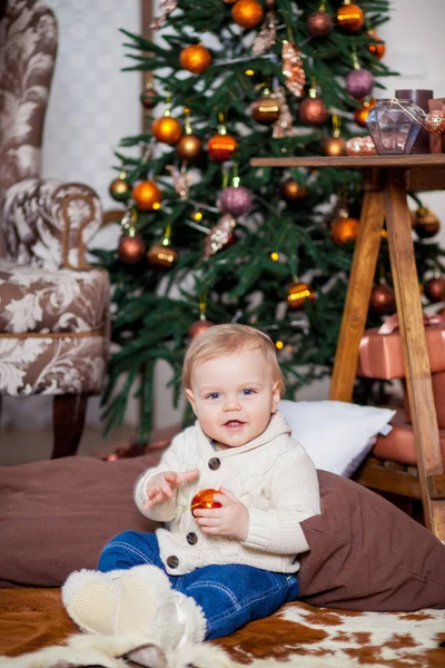 Schattige kleine jongen lachen in de buurt van de kerstboom — Stockfoto