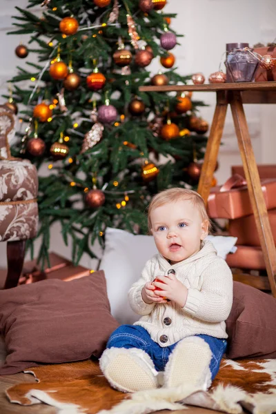 Lindo niño riendo cerca del árbol de Navidad —  Fotos de Stock