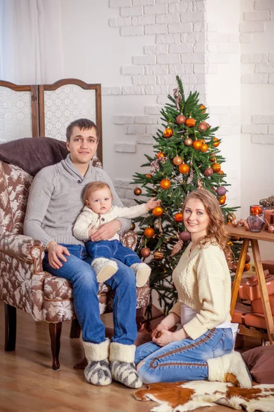Feliz familia en jeans sentado árbol de Navidad anticipación año nuevo —  Fotos de Stock
