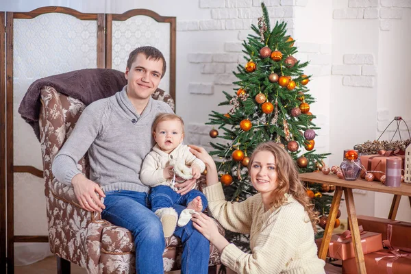 Glückliche Familie in Jeans sitzt Weihnachtsbaum Vorfreude auf das neue Jahr — Stockfoto