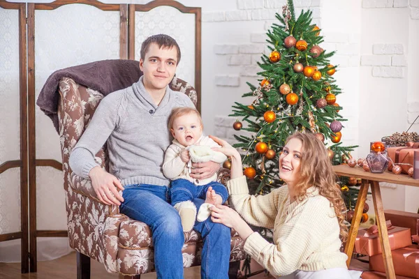 Feliz familia en jeans sentado árbol de Navidad anticipación año nuevo —  Fotos de Stock