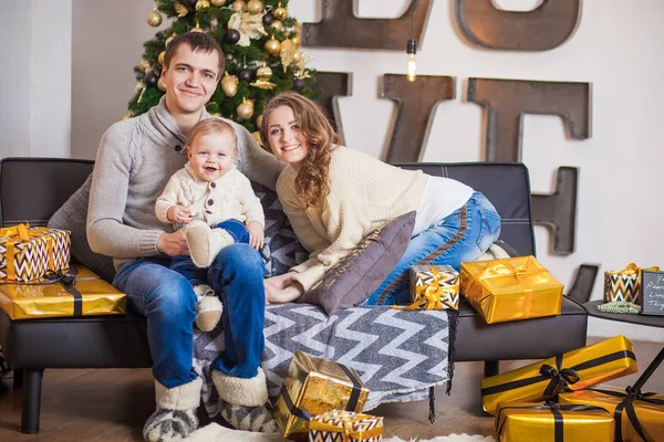 Família feliz com o filho, deite-se em um soalho — Fotografia de Stock