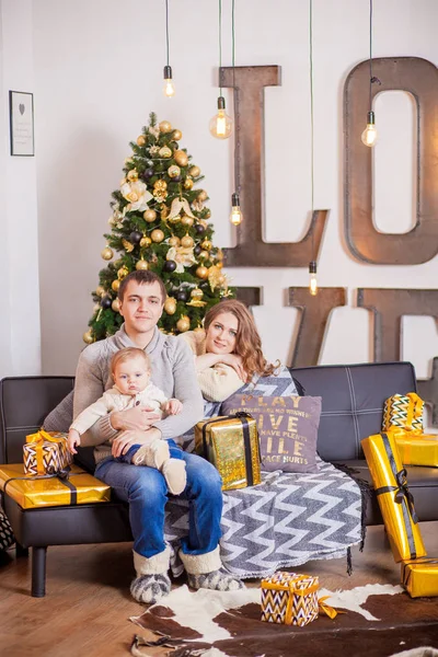 La familia feliz con el hijo, se acuestan en el suelo —  Fotos de Stock