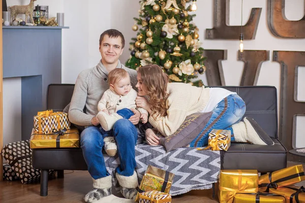 Famiglia felice con il figlio, si trovi su un piano — Foto Stock