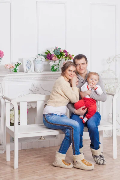 Moderna jul familj porträtt i hem Holiday vardagsrum — Stockfoto