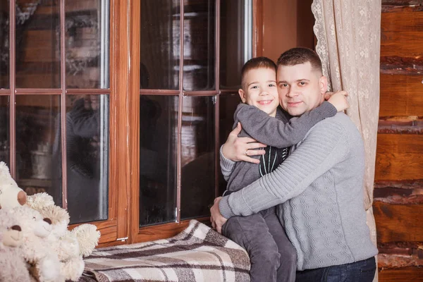 Retrato de padre e hijo relajándose en casa —  Fotos de Stock