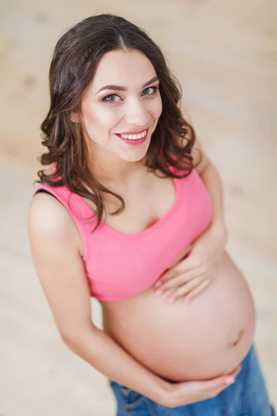 Hermosa mujer embarazada en jean en general —  Fotos de Stock
