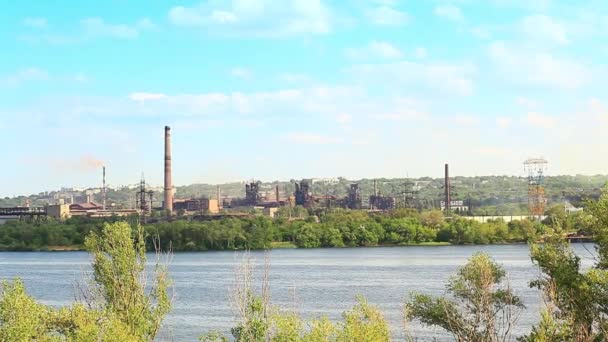 Panorama de uma fábrica industrial pelo rio — Vídeo de Stock