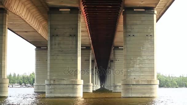 Puente sobre el río Dniéper — Vídeo de stock