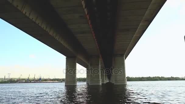 Utsikt över bron över vatten — Stockvideo