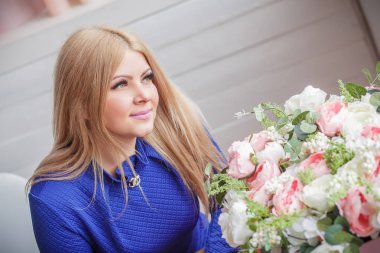 Tek başına oturmak sarışın stüdyo kız