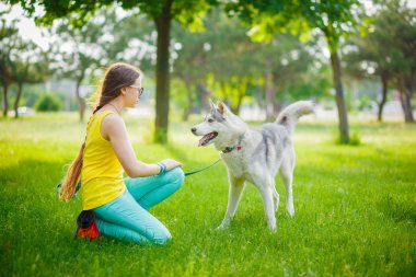 Husky ile oynayan kız