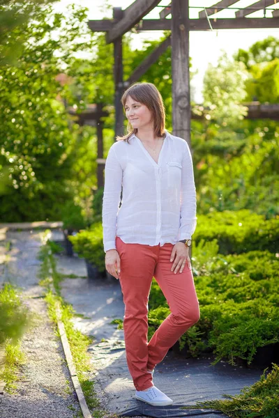 Frau in roter Hose im Park — Stockfoto