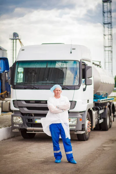 Vrachtwagenchauffeur in werken kleren melk vrachtwagen — Stockfoto
