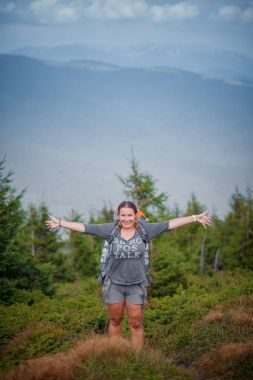 Kadın dağda sonbahar ormandaki hiking