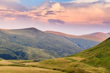 Dağlarda muhteşem bir gün batımı.