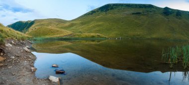 Dağ gölü yaz temiz su