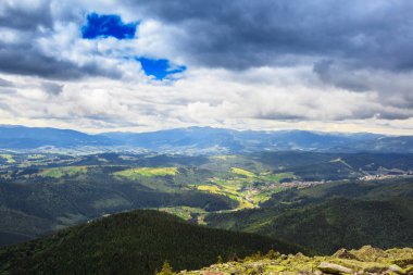 güzel manzara orman ve dağ