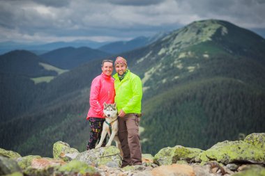 uzun yürüyüşe çıkan kimse dağlarda Sibirya husky köpek Manzaralı