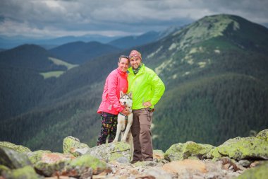 uzun yürüyüşe çıkan kimse dağlarda Sibirya husky köpek Manzaralı