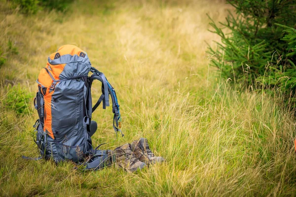 背包，在阳光明媚的夏日山中 — 图库照片