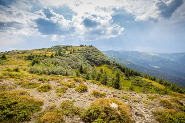 Der Blick auf die Berge mit dem schönen Himmel — Stockfoto