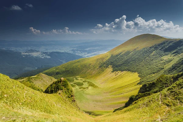 Sommerlandschaft in den Bergen — Stockfoto