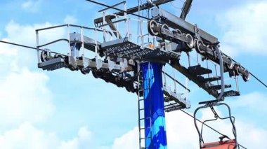 Ski lift tekerlek Asansör bulutlu gökyüzü karşı