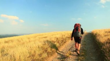 bir Nehri boyunca bir dağ izinde yürüyen adam