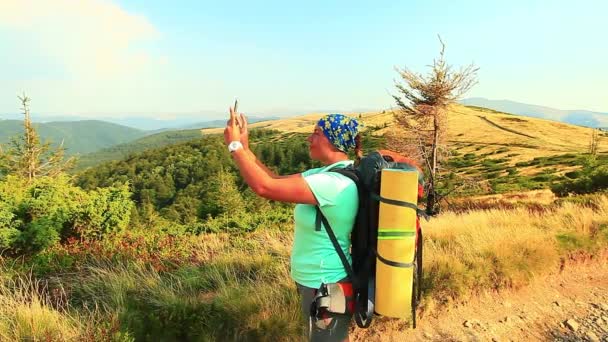 Nő túrázók, figyelembe véve a selfie tetején a hegy-völgy kilátással a háttérben — Stock videók