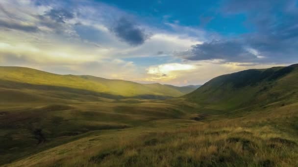 Increíble colorido atardecer timelapse sobre la cadena montañosa Macedonia. Tiempo lapso cielo fondo . — Vídeo de stock