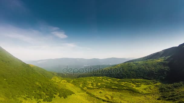 云团的运动。在山和蓝蓝的天空，夏天的颜色和时间的夏天景观。好天气. — 图库视频影像