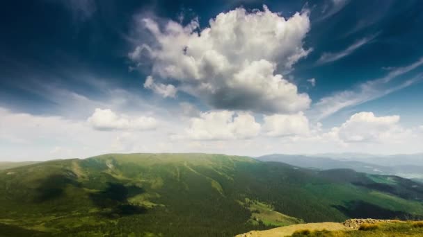 山の中の非現実的な雲 — ストック動画