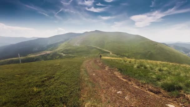 Turist yürüyüşleri boyunca dağlarda bir iz — Stok video