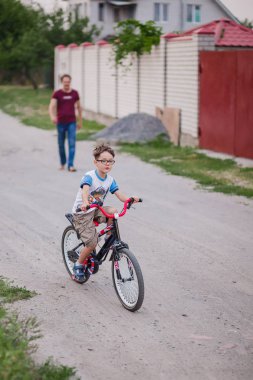 Bisikletli şirin bir çocuğun portresi.