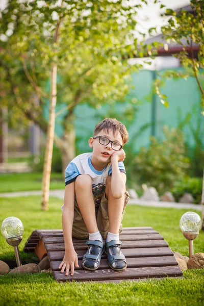 Portret van schattige jonge jongen in park — Stockfoto