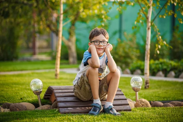 Bahçe parkta onun gözlüklü çocuk çocuk — Stok fotoğraf