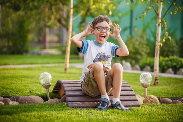 Mooie jongen jongen met bril — Stockfoto