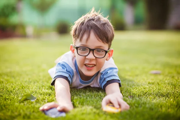 Niño niño con sus gafas en el parque del jardín — Foto de Stock