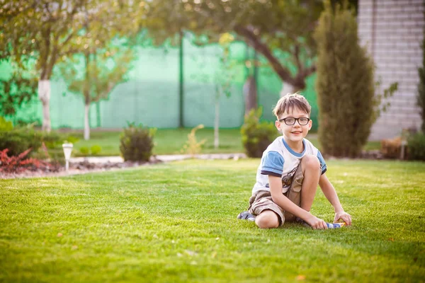 Park sevimli genç çocuk portresi — Stok fotoğraf