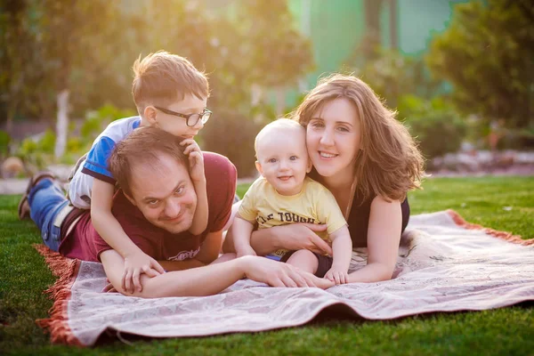 Doğa üzerinde iki çocuklu mutlu aile — Stok fotoğraf